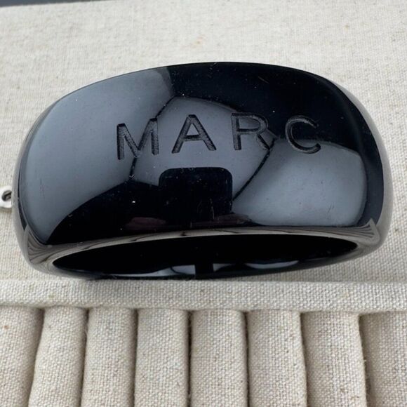 Marc By Marc JACOBS Spell out Black Wide Bangle Statement Bracelet 8" - Picture 1 of 6